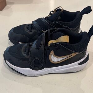 Nike Team D11 Hustle Basketball Sneakers